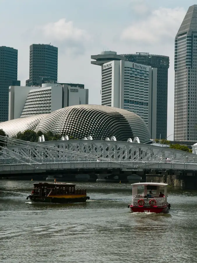 Esplanade cavenagh bridge, Singapore