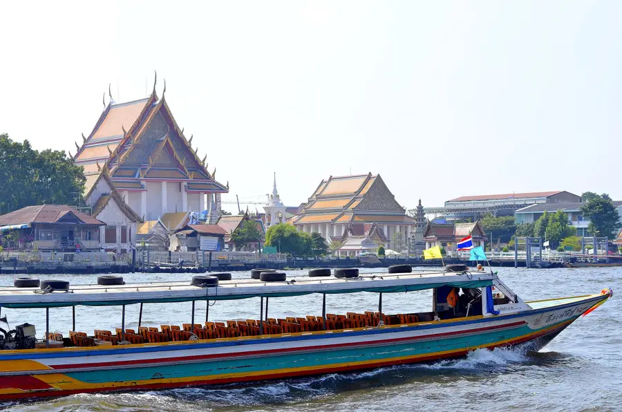 Bangkok chao phraya river boat temple